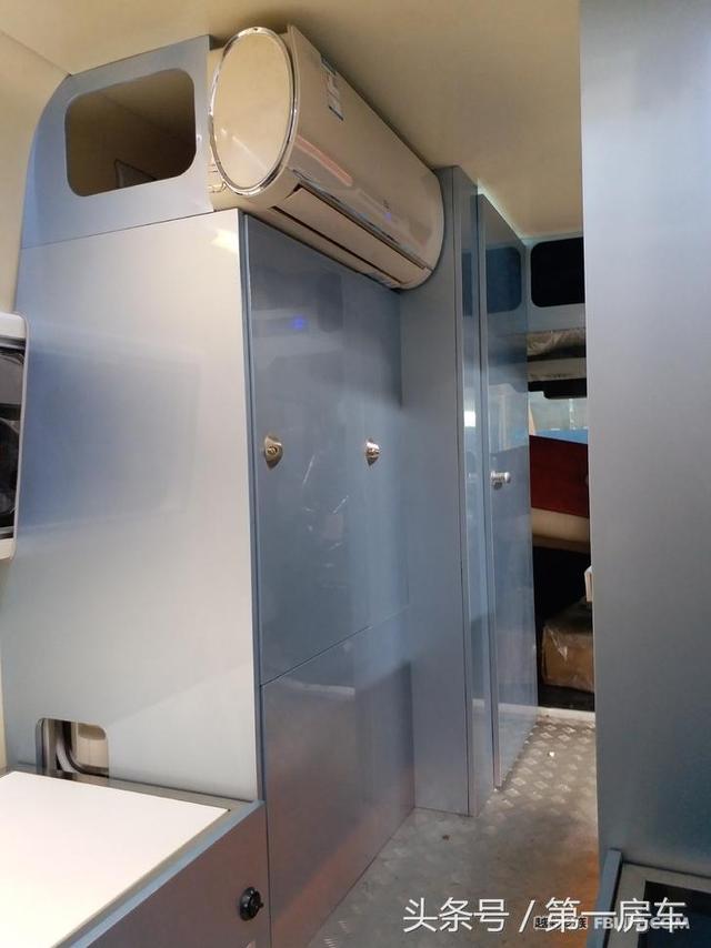 进口依维柯“复式”升顶B型房车：空调、冰箱、逆变器电路测试！